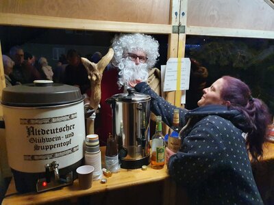 Der Weihnachtsmann holt sich Stärkung für weitere Reise / Quelle: Feuerwehr Stecklenberg